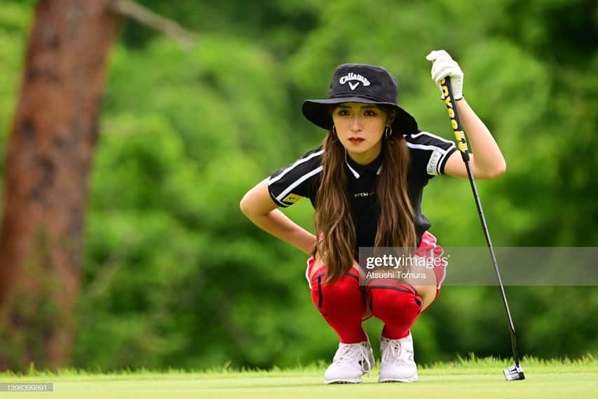 臼井麗香のインスタグラム：「. 🖤　❤️ 🐰　❤️ 🖤  #ゴルフ#ゴルフ好き#ゴルフ女子  #ファッション#コーデ#ゴルフウェア #アスリート#ゴルフ男子」