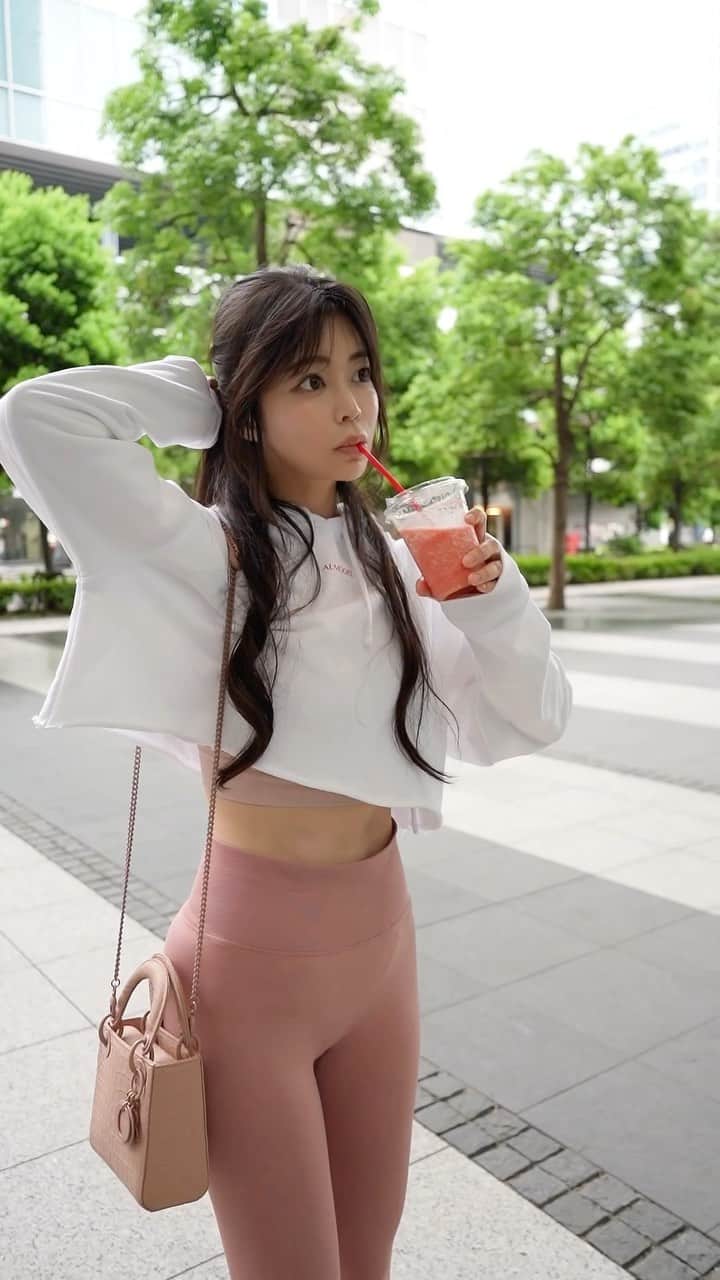 のインスタグラム：「@almoore_official 世界中どこでもウェアで、スムージー飲んで、ふ〜ん🥰って生きてるのが私。🤣 自分らしさを大切に。Just be yourself. 做你自己吧。」