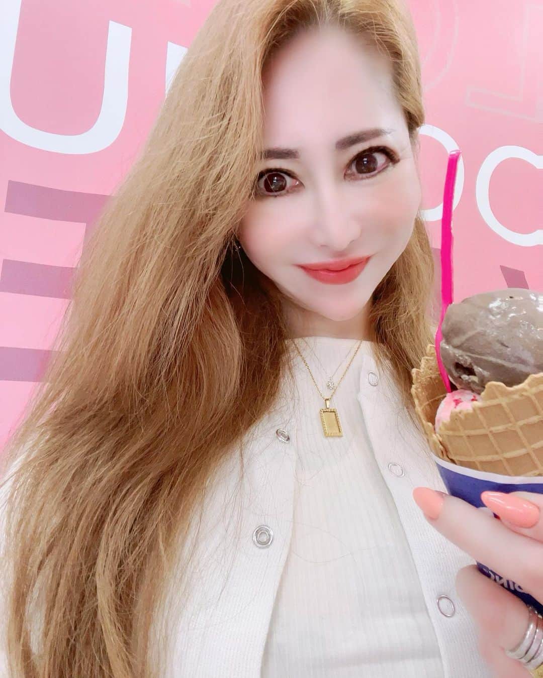 沢田麗奈のインスタグラム：「ー お久しぶりの更新どすえ。  いろんな事があったけど… 毎日ポディティブに 生きております 笑  アイスクリーム大好き人間だけど… 撮影に備えて 糖質制限しておりますよ！  軽く筋トレも。  54歳頑張ってます♡  ー #自撮り #アラフィフ #美活 #美意識高め #美意識高い人と繋がりたい  #お洒落 #お洒落さんと繋がりたい  #アイス大好き #アイス大好きな人と繋がりたい  #スイーツ好きな人と繋がりたい  #トレーニング #followme💋」