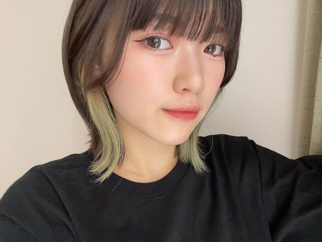 沢村りさのインスタグラム：「今週もありがとうございました☺︎ ⁡ ⁡ ⁡ #Lilyofthevalley #リリバリ #沢村りさ #ボブ #インナーカラー #緑 #トパーズ #グレークォーツ #ピンクメイク #メイク」