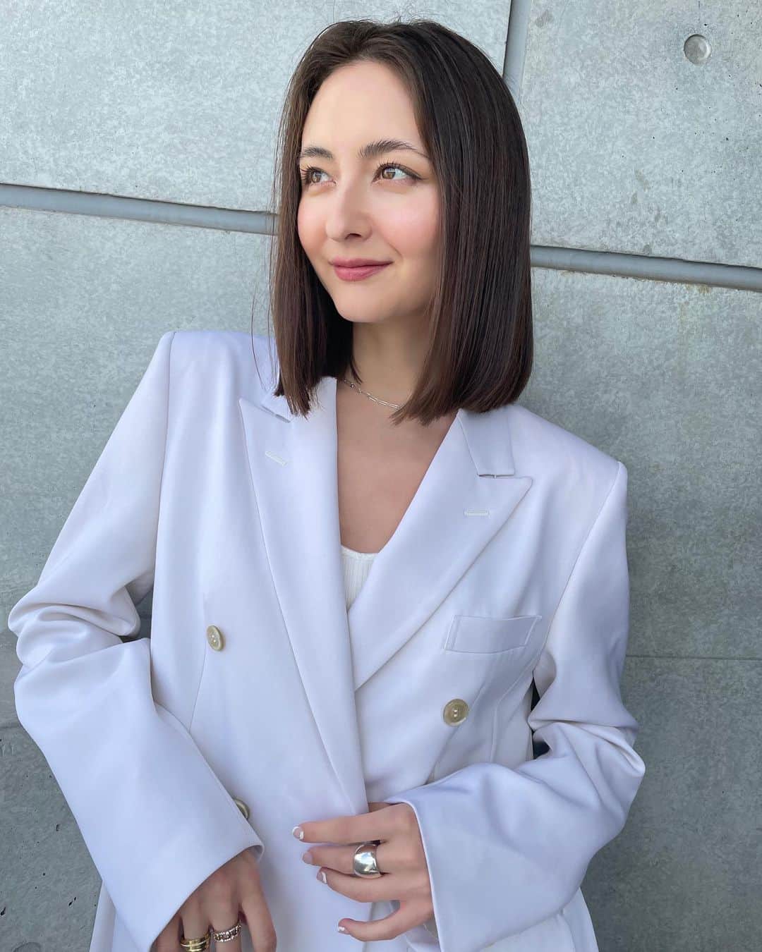 エリーローズのインスタグラム：「ヘアー伸ばそうか悩んだけど、ストレートのワンレンボブにカットしてみたよ〜大人な感じで♡ ヘッドスパ&トリートメントもしてメンテナンス。 程よい力加減でマッサージ最高に気持ちよかった〜🫧  Thank you @takashionozaka  @nesthair.tokyo ✂︎」