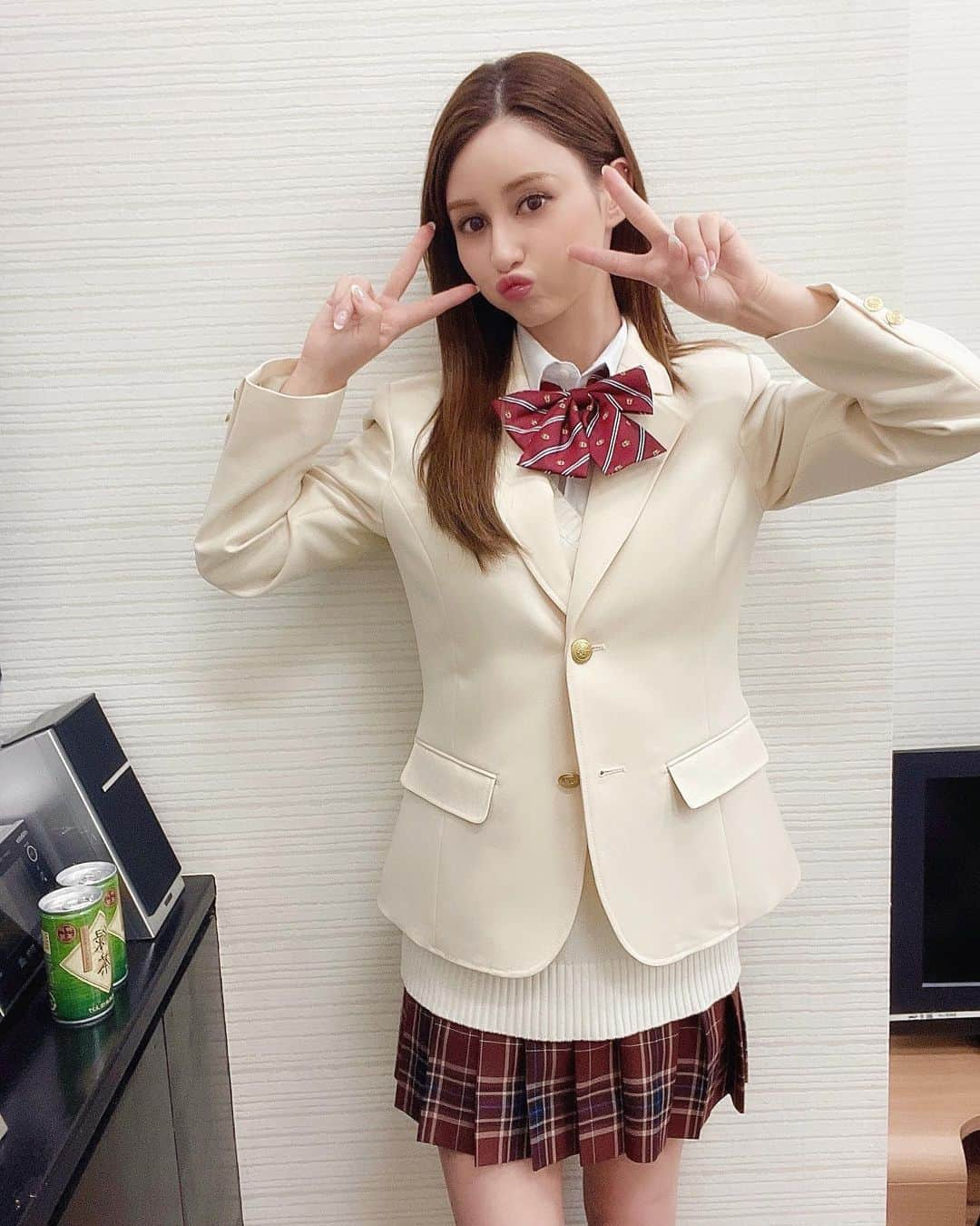 ダレノガレ明美さんのインスタグラム写真 - (ダレノガレ明美Instagram)「お仕事で制服着ました✌︎ こんな可愛い制服だったら 毎日学校行くのが楽しいだろうな〜☺️」5月22日 18時56分 - darenogare.akemi