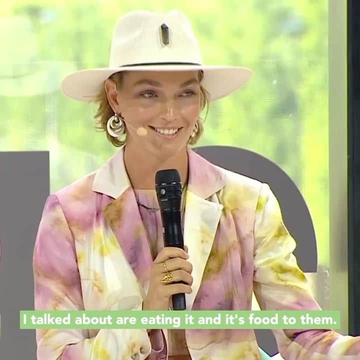 アリゾナ・ミューズのインスタグラム：「I want to shine a light on composting, because if we were all composting all of our biodegradable material we would be on another level of climate resilience 🌎   What a joy to speak at @changenow_world in Paris, on behalf of my charity @dirt.charity  Wearing: @olisticthelabel Hat: @ahoibiza  Earrings: @odp_collection  Necklace: @sachijewelry」