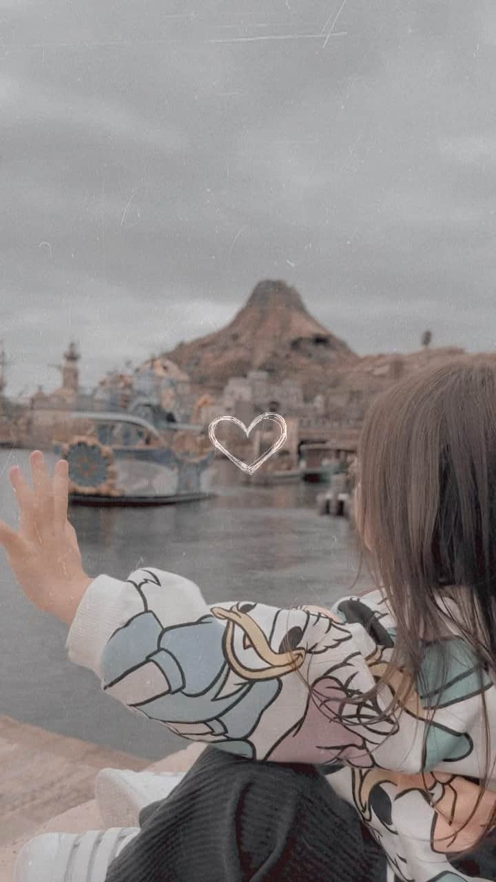 のインスタグラム：「𝕋𝕆𝕂𝕐𝕆 𝔻𝕀𝕊ℕ𝔼𝕐 𝕊𝔼𝔸♡  楽しかった思い出…♡♡♡  #tokyodisneyresort  #tokyodisneysea  #momanddaughter #familymemories  #myloves❤️」