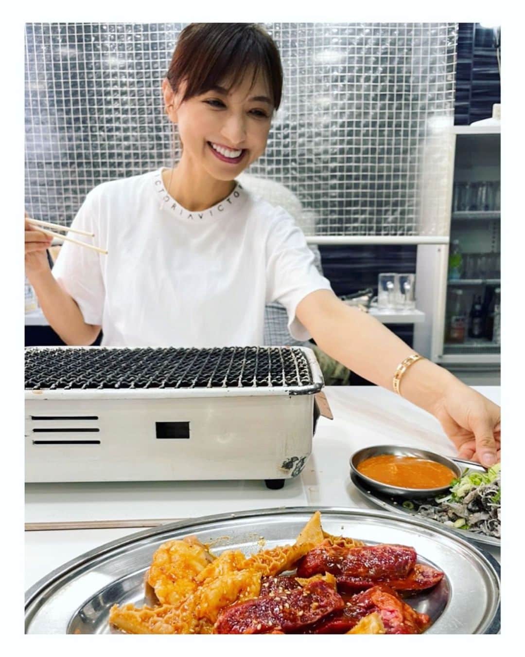 望月理恵のインスタグラム：「おしゃれに大阪でランチ  と思っていたのに、、 せっかくやしと鶴橋で焼肉食べました。  2人とも白Tシャツで勇気ありますよね😂 #鶴橋#焼肉#空 #白Tシャツで焼肉 #ランチで焼肉 #幸せ」