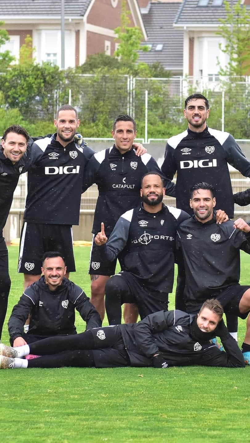 のインスタグラム：「Al finalizar la temporada quiero agradecer a todos los compañeros, cuerpo técnico directivos, ayudantes del club e hinchas. Un objetivo cumplido que no hubiera sido posible sin las voces de ánimo, aliento y trabajo de todos ustedes. Muchas gracias.  @rayovallecano」