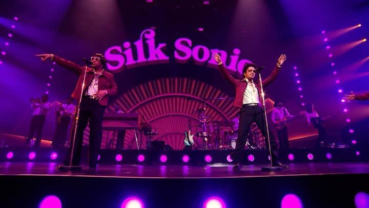 ブルーノ・マーズのインスタグラム：「So proud to be a part of this show. This is one for the books! We’re gonna go out in style this August so click the Link in Bio for some tickets and have yourself an epic night filled with singin, dancin and a whole lotta love wit ya boyz @silksonic ✨」