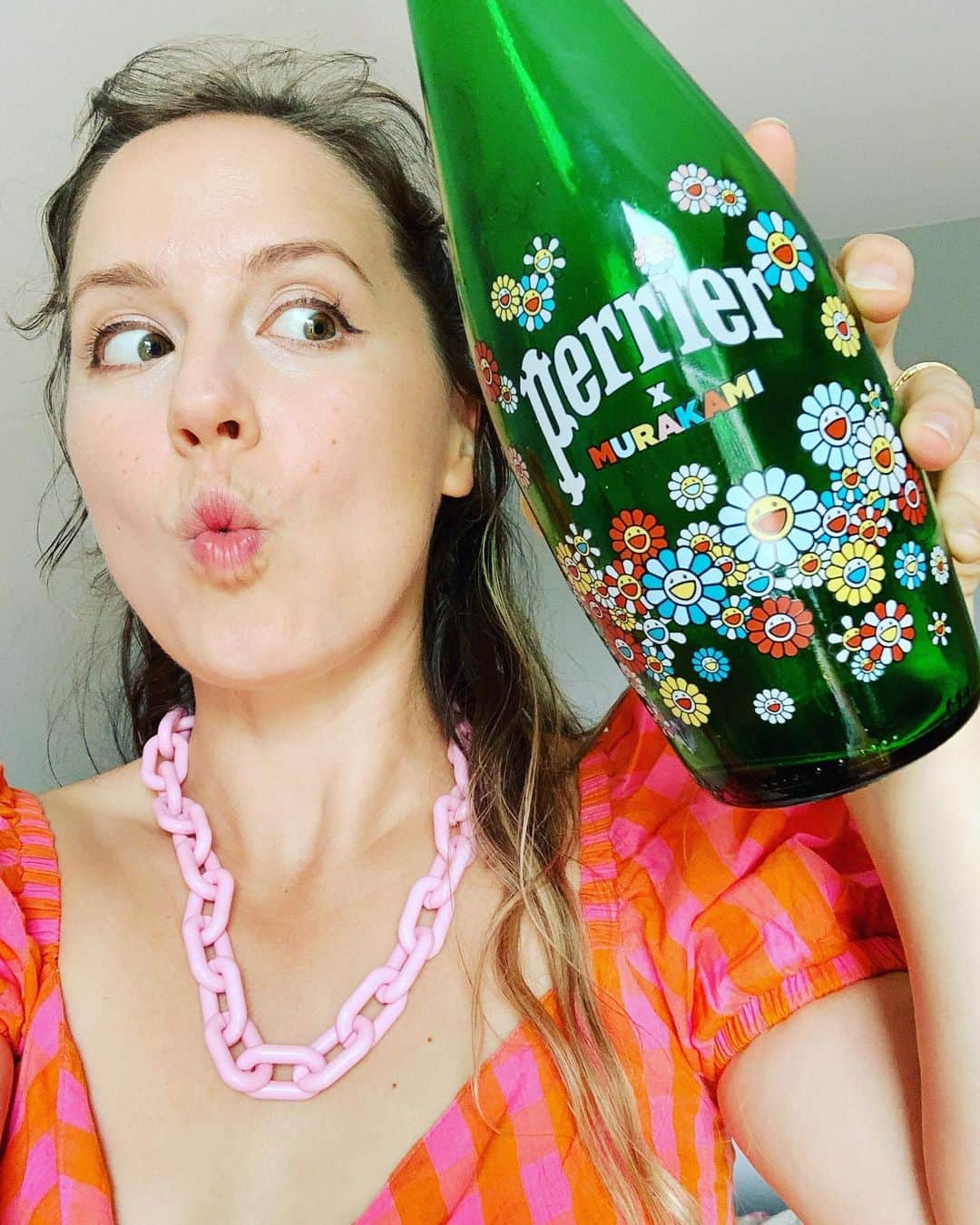 のインスタグラム：「Perrier x Murakami 味は普通のPerrierと一緒なんだけどボトルはすごく可愛いので何か違う😍 宣伝じゃないよ〜😂」