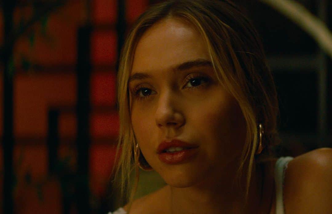 アレクシス・レンのインスタグラム：「Stills from your girls first time on the big screen. “Barracuda” coming soon. My brain still can’t comprehend this @richard_hughes__ @antoniobanderas @mojeanaria」
