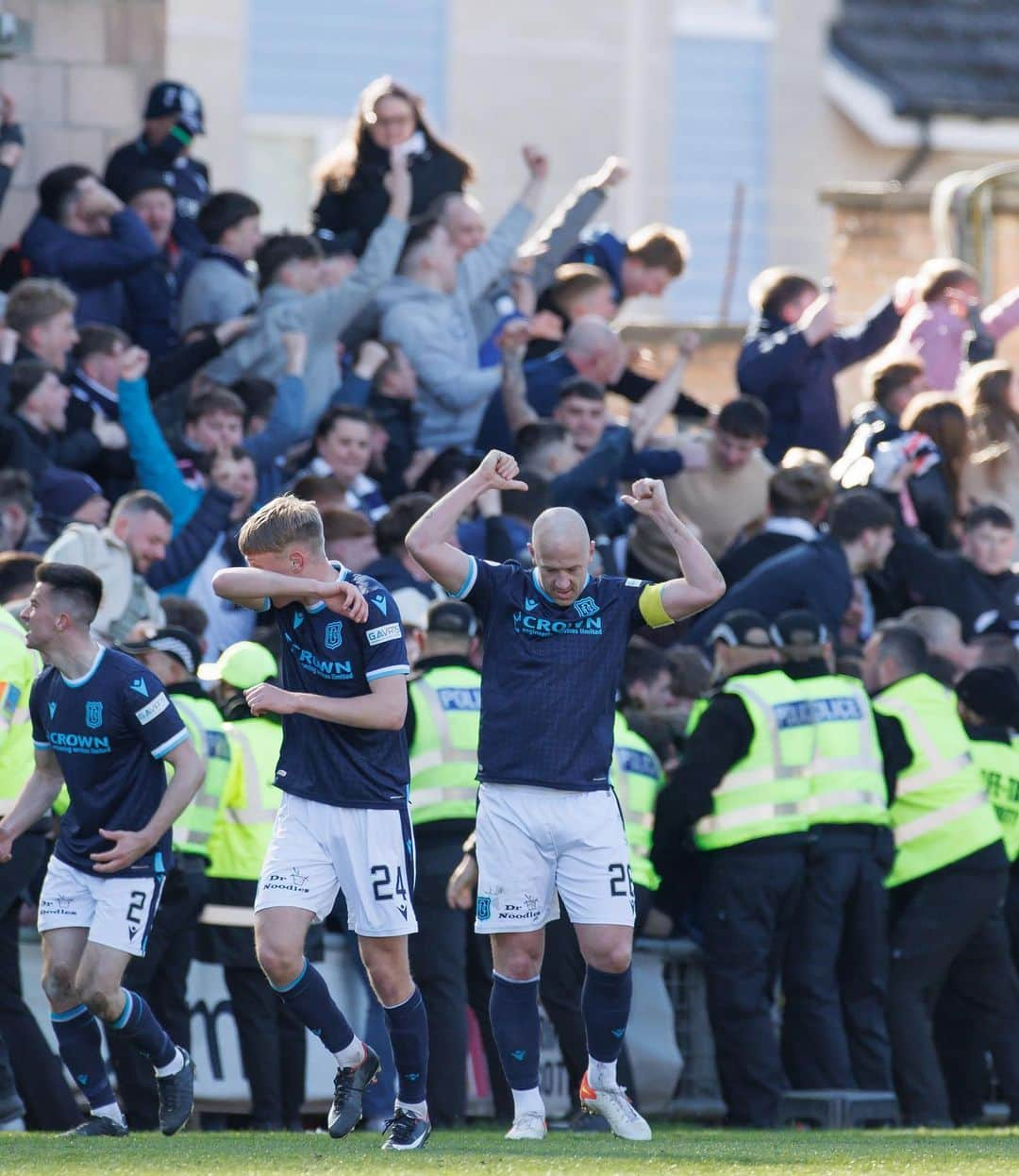 チャーリー・アダムさんのインスタグラム写真 - (チャーリー・アダムInstagram)「It was always my dream to play for my home town club, and the last two years at Dundee FC have been really special for me and my family.   To captain the club, and lead the team to promotion is something I’ll always treasure and one of the highlights of my career.   The supporters have been nothing short of incredible to me – I’ll never forget how you’ve all treated me in the last two years.   All that said, after talks with the directors about their future plans, I’ve decided to leave the club at the end of my contract this summer.  I wish everyone at Dens Park all the best in leading Dundee back to the Premiership next season.   As for my future, I’m looking forward to a new challenge which I’ll consider over the next few weeks.  Dundee it’s been a pleasure.  Charlie」5月22日 20時57分 - charlie26adam