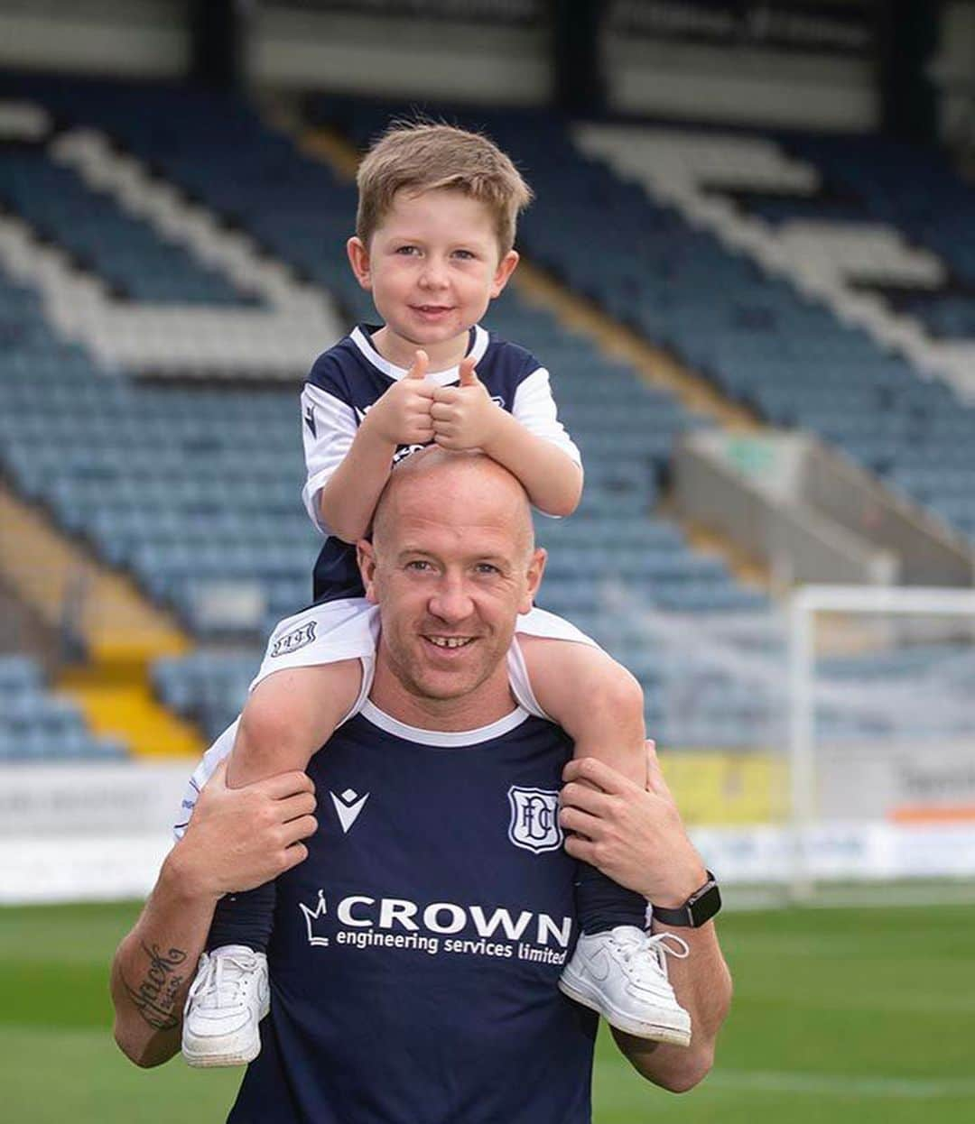 チャーリー・アダムのインスタグラム：「It was always my dream to play for my home town club, and the last two years at Dundee FC have been really special for me and my family.   To captain the club, and lead the team to promotion is something I’ll always treasure and one of the highlights of my career.   The supporters have been nothing short of incredible to me – I’ll never forget how you’ve all treated me in the last two years.   All that said, after talks with the directors about their future plans, I’ve decided to leave the club at the end of my contract this summer.  I wish everyone at Dens Park all the best in leading Dundee back to the Premiership next season.   As for my future, I’m looking forward to a new challenge which I’ll consider over the next few weeks.  Dundee it’s been a pleasure.  Charlie」