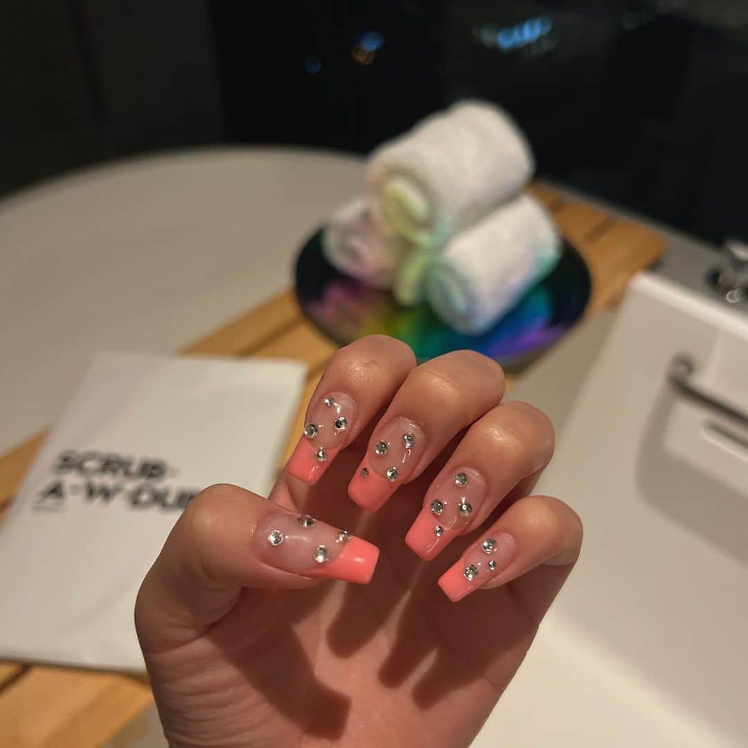 NATSUNEのインスタグラム：「@lapis_eyelash_nail  @lapis_n07   今回もすっごいかわいい🥹💓 お揃いネイルは9500円〜だよ！  来月は誕生月なのでラッキーカラーにした🤭」
