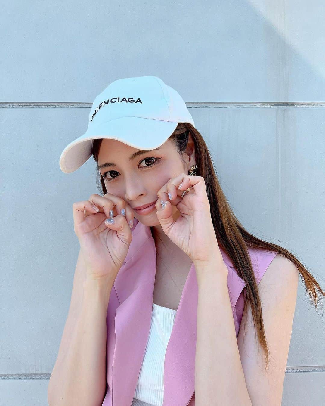 のインスタグラム：「ネイル見せたい。 💅 @salon_doudou  好きな色🤍💙🤍  👶🏻の手がどんどん大きくなる✊🏻 ・ ・ ・ ・ ・ ・ ・ ・ ・ ・ ・ ・ #ネイル#newnail#nail#ネイルデザイン#トレンドネイル#春ネイル#春カラー#春コーデ#子育てママ#子育て中#ママコーデ#ママファッション#ママライフ#大人可愛いネイル#大人コーデ#産後ママ#美肌#美白ケア#ピンクコーデ#紫陽花#紫陽花ネイル#シンプルネイル#springnails#springfashion#naildesign #キャップ#キャップコーデ#キャップ女子#balenciaga#キラキラネイル」