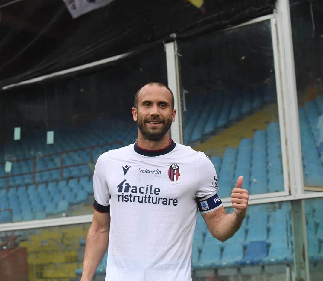 ロレンツォ・デ・シルヴェストリのインスタグラム：「Bello finire il campionato con una vittoria! Si guarda sempre avanti! 💪🏻⚽️💙  Big Group!  #GenoaBologna #ilovethisgame」