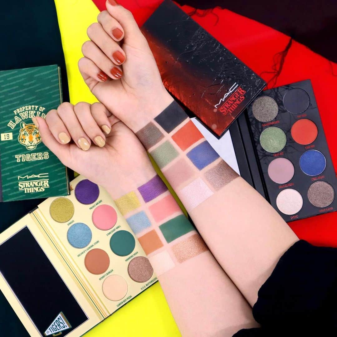 M∙A∙C Cosmetics Japanのインスタグラム：「＼オンライン先行発売まであと2日！／ M·A·CとNetflixのドラマシリーズ「ストレンジャー・シングス 未知の世界」とのコラボコレクション🤝 ㅤ スワイプして、製品ラインアップとスウォッチをチェック👉✨ 　 ■画像1-2枚目 ・アイシャドウ × 8： ホーキンズ クラス オブ 1986 アイ パレット (税込¥7,370) ・アイシャドウ × 8： ザ ボイド アイ パレット(税込¥7,370) ・# 217S ブレンディング ブラシ (税込¥4,400)  ■画像3-4枚目 ・パウダー ブラッシュ (税込¥3,850) ・# 140 シンセティック フル ファン ブラシ (税込¥8,360)  ■画像5-6枚目 ・リップガラス (税込¥3,300)  *2022年5月24日(火)公式オンラインショップ先行発売 午前10時発売予定。システムの影響により、多少前後する可能性がございます。何卒ご了承ください。 *2022年5月27日(金)全国発売 　 Regram from @mac_ryoko  #MACストレンジャーシングス #MACStrangerThings @Netflix @strangerthingstv」