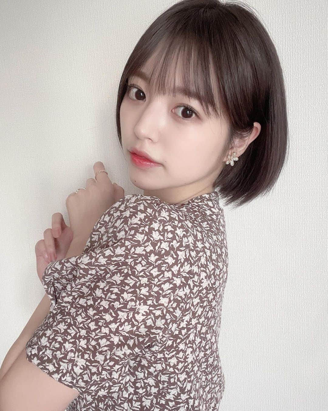 のインスタグラム：「カットとカラーしてもらいました💇‍♀️髪色透明感ありすぎる🥺🎀」