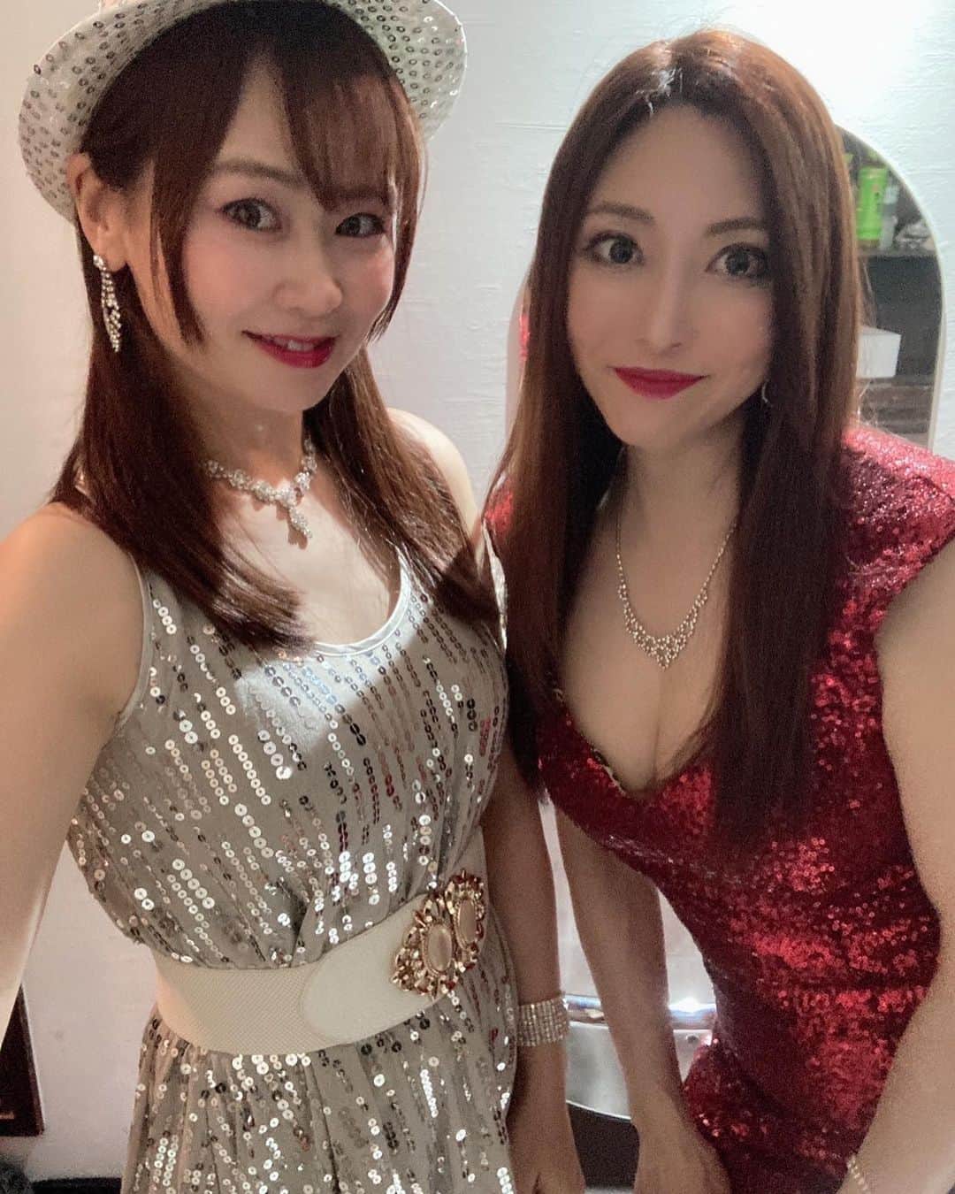 白木優子のインスタグラム：「今日は大和姫呂未さんとの2マンライブでした。 始まる前はド緊張してましたが初めて何曲も歌ってめちゃくちゃ楽しかった😊またやりたいなぁ❤️ 私は持ち歌がないのでカバー曲歌いました。 オリジナル曲欲しいのでクラファンやってますので是非よろしくお願いします。 https://www.muevo.jp/campaigns/3149」