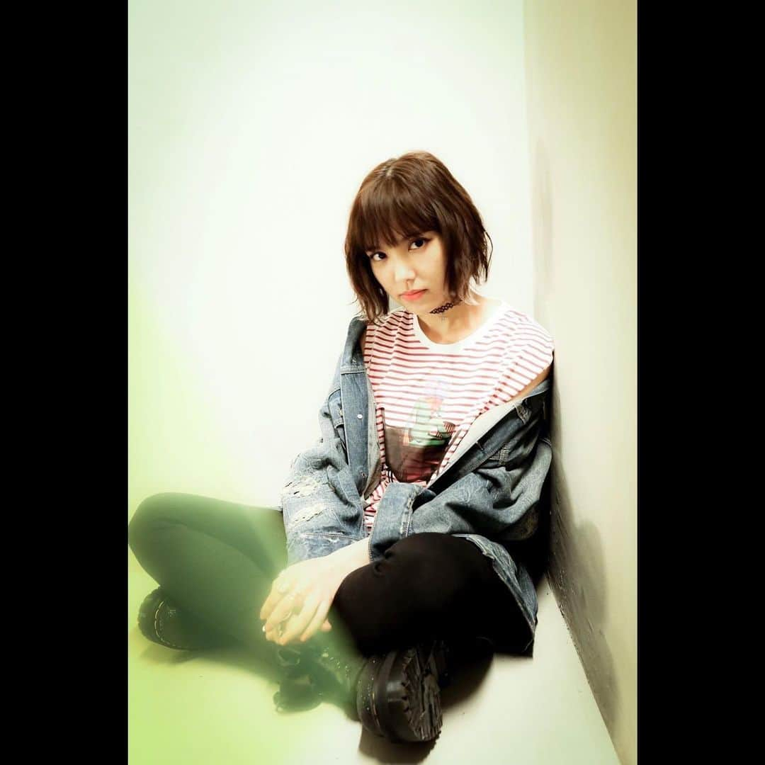 LiSAさんのインスタグラム写真 - (LiSAInstagram)「たばたさんにメイクしてもらって、わたしの洋服やアクセを着せて、写真撮らせてもらったカワイイコの正体は幹葉でしたっ🌱 その着せ替え人間は恋するなぁ〜🥺❤️❤️❤️ 燦々デイズやなぁ〜🥺☀️ @kanbajyanaiyo  #りさふぉと」5月22日 21時21分 - xlisa_olivex