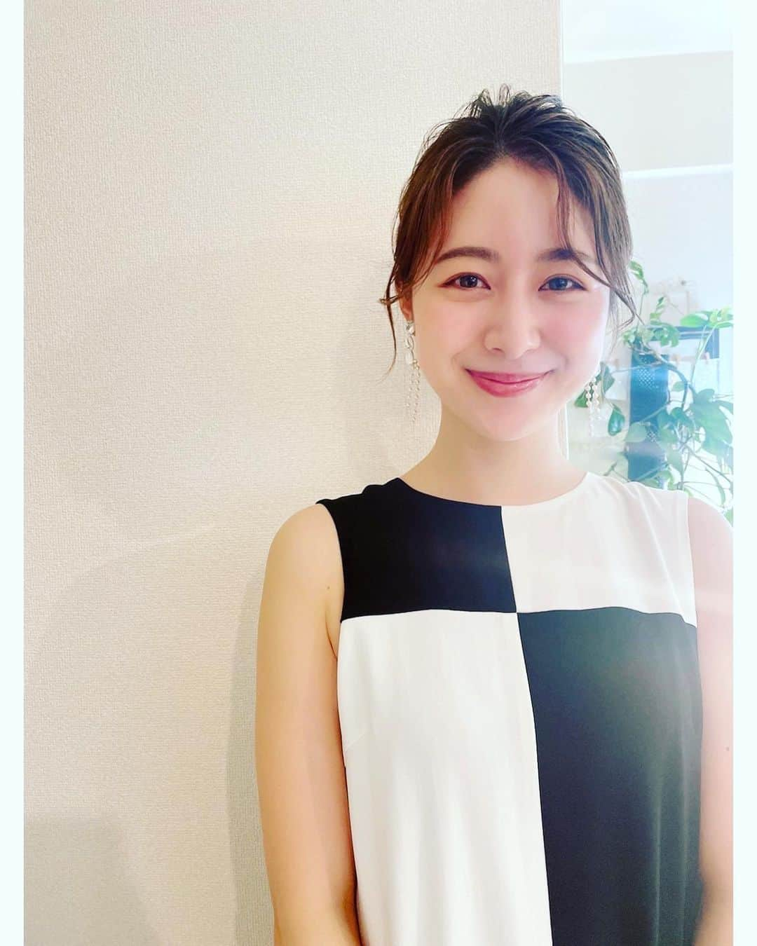 林美沙希さんのインスタグラム写真 - (林美沙希Instagram)「. 先日、友人の結婚式に👰‍♀ きっとコロナで大変なこともたくさんあったと思うんですが本当に素敵な結婚式でした！ 友人のとびきりの笑顔が見られて 私も幸せです😭🤍 こういう場が早く戻るといいですね。  明日からもまたよろしくお願いします！  #ヘアアレンジ #結婚式コーデ #林美沙希 #まとめ髪アレンジ #ワンピース #annニュース #kaunaloa」5月22日 21時29分 - misaki0hayashi