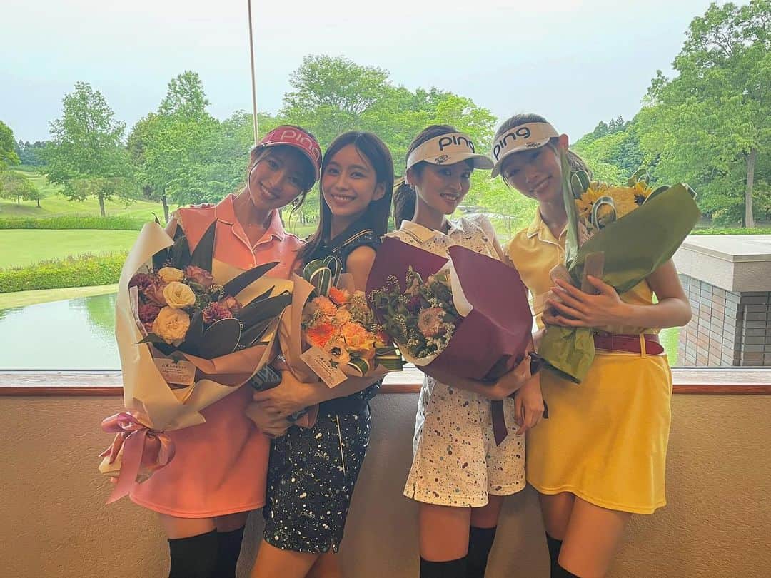 宮内理沙のインスタグラム：「PING Apparell Presents "Golf 120"  数日前ですがシーズン1最後の収録が終わりました💐 この数ヶ月必死に練習をしていていく中で色々な経験をして改めてゴルフの楽しさを知ることができました🙏  大人になってからここまで真剣にスポーツと向き合う事がなかったのでとても良い経験をさせていただけたと思います🎀  キャストの皆さんにもスタッフの皆さんにも本当に恵まれ、毎回楽しく撮影をすると事ができて幸せでした☺️  シーズン1の撮影は終わりましたが、しっかりゴルフにハマってしまったのでもっと上手になれるよう頑張ります🏌️‍♀️❤️‍🔥  配信もまだ続くので引き続き観てください😋♡   素敵なお花もありがとうございました🌹✨  #pinggolf #チョコまみれ」