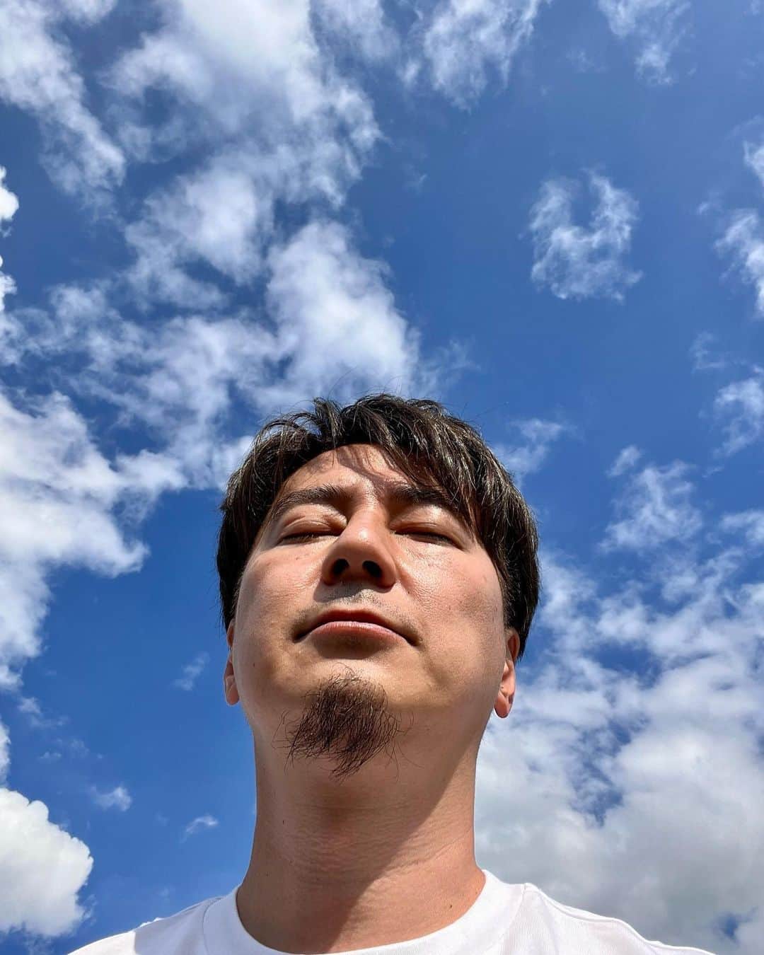 井上裕治のインスタグラム：「間違ってインカメ立ち上げたら、 素晴らしい空だった☀️🌞  #incamera #selfie #sky #earth #インカメ #空 #雲」