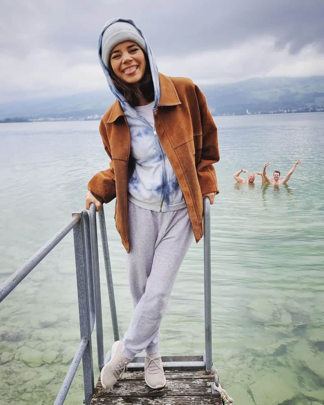 Joyce Ilgのインスタグラム：「Dem inneren Kind sollte man Aufmerksamkeit schenken. Was habt ihr als Kind gerne gemacht & macht es heute noch gerne? Ich sollte vor Kurzem spontan ohne nachzudenken aufschreiben, was ich als Kind gern gemacht habe. Raus kam: Toben 😍😂 >>> Warum bin ich eigentlich so warm angezogen & @marc_rene_lochmann & @deinwasserexperte gehen schwimmen? 😂🤷🏻‍♀️ #goodvibes #summervibes」