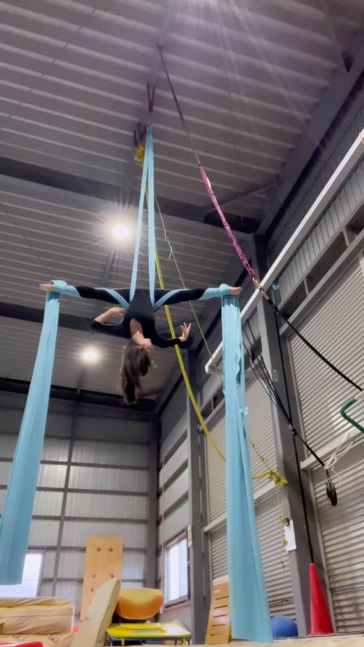 KAORIのインスタグラム：「#aerialpractice #aerialsilks #aerialphotography   @pilo0508 ちゃんのシルク借りて練習させて頂きました✨‼️🙇🏻‍♀️ ぴろちゃん沢山ありがとうございました🙏🌈❣️」