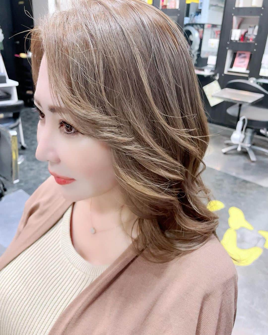 沢田麗奈のインスタグラム：「ー 最近のヘアカラー✨  1年分カットして ブリーチ、ダブルカラーで、金髪✨✨  月末の撮影に向けて 落ち着いたカラーに✨✨✨  ずっと@CARRYさんに、お世話になってます✨✨✨ きっかけは、 6年位前かな… @yunkoro519 さんの 髪型に憧れて！ それからずっと、 お世話になってます。 @koyanagi0123  店長は、毎回素敵にしてくださいます。 娘も、お世話になってます♡  今日も、偶然に… ゆんころさんと お逢いして、 お話させていただきました♡  本当に、憧れのBODYで✨✨✨ お逢いする度に モチベーションが上がります♡ ありがとうございます。  美のパワースポットです✨✨✨  ー #自撮り #ヘアスタイル #ヘアカラー #アラフィフ #美意識」