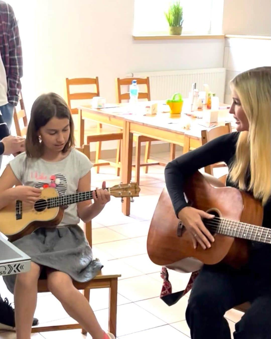 イヴァンカ・トランプのインスタグラム：「Grateful to have spent the last few days in Krakow and Warsaw to meet Ukrainian and Polish faith leaders who have shown so much compassion and love to Ukrainian families in need.   I’m thankful to CityServe, City of Destiny, No Child Hungry, Compassion Services International and Intercessors for Ukraine for the opportunity to bear witness to the love, strength and resilience within each of these families.」