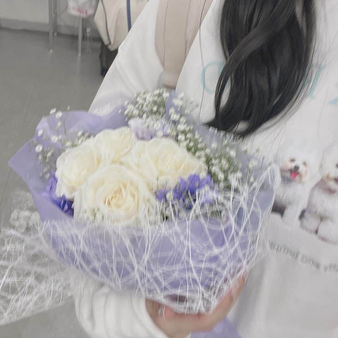 佐佐木一心さんのインスタグラム写真 - (佐佐木一心Instagram)「・ ラストアイドル最後のトーク会ありがとうございました︎︎︎︎︎☺︎  あぁ〜〜〜おわっちゃったねぇ😿 早くみんなとお話したい気持ちと、 お話出来る最後の日が来ないでという気持ちでいっぱいでした。 たくさんの幸せをありがとう、幸せを貰ってばかりで みんなに返せているのか心配だったけど "こころちゃんに救われてるよ、元気もらってるよ" そんな嬉しい言葉を貰って 私はアイドルとしての仕事を少しはできたのかなと感じられました。 そして素敵なフラワースタンド、 沢山持って帰ったよ。本当に本当にありがとう。」5月22日 22時35分 - rokoko0311
