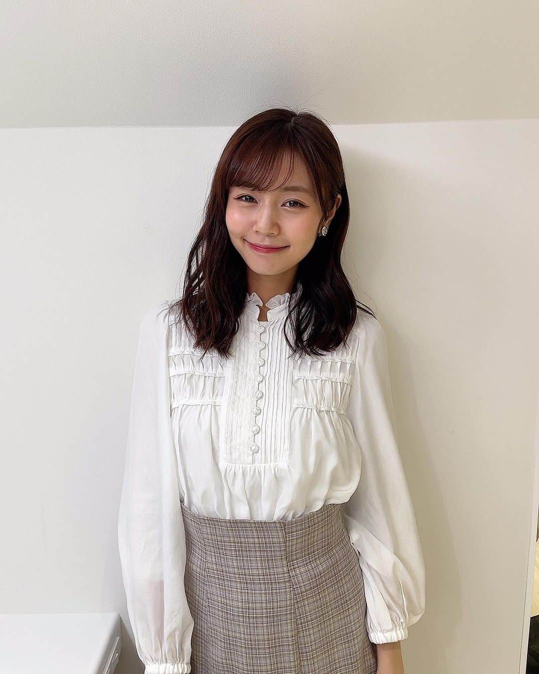 杉浦みずきのインスタグラム：「. 最近のサンデーモーニングの衣装たち〜🤍  1枚目 ブラウス @herlipto  スカート @lilliancarat_official  イヤリング @abiste_official  パンプス @dianashoespress  4枚目 ブラウス、スカート @nostalgia_jp  イヤリング @grossejapan  パンプス @dianashoespress   5枚目 ワンピース @nostalgia_jp  イヤリング @grossejapan  パンプス @dianashoespress  6枚目 トップス、スカート @lilliancarat_official  イヤリング @vendomeboutique_official  パンプス @dianashoespress」