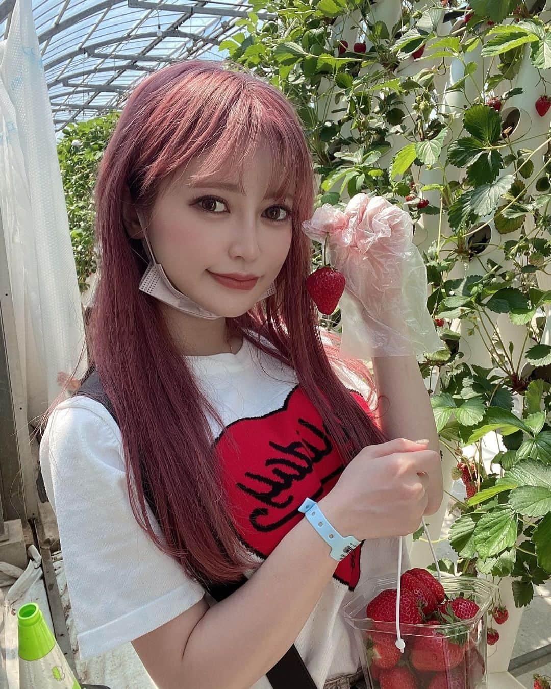 まりなちゃんのインスタグラム：「シーズンラストのいちご狩り🍓 その前にヘアもメンテナンス💇‍♀️  @mizuki__316  @ankhcross_aoyama」