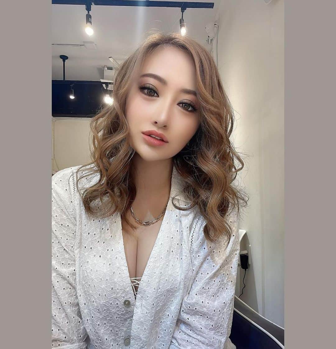 のインスタグラム：「You’re such a wonderful friend! I’m lucky to have you in my life.  I’m always on your side.  Today is the best day!!  You are my desire. I've always looked up to him.  #mybestfriend」
