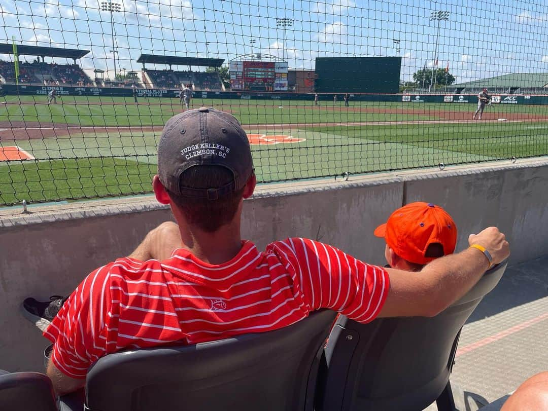 ジェシカ・ストループさんのインスタグラム写真 - (ジェシカ・ストループInstagram)「Big bro threw out the first pitch at the Clemson baseball game yesterday and I got to relive my childhood spent running around baseball fields trying to catch fly balls in 94 degree heat.」5月23日 0時19分 - jessicalstroup