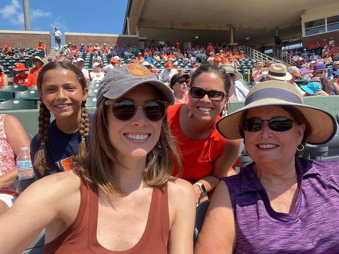 ジェシカ・ストループのインスタグラム：「Big bro threw out the first pitch at the Clemson baseball game yesterday and I got to relive my childhood spent running around baseball fields trying to catch fly balls in 94 degree heat.」