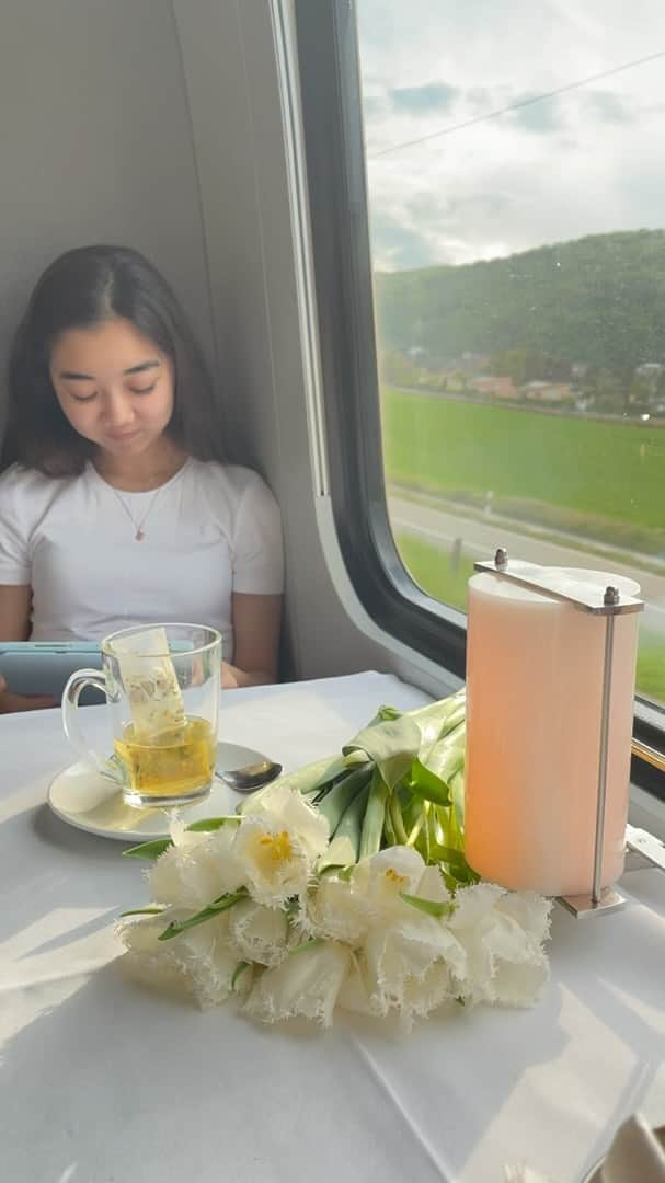 Laraのインスタグラム：「#菜の花畑  😴🌼🚃🇨🇭 #電車の旅  #5月 #スイス #スイス留学 #昼寝」