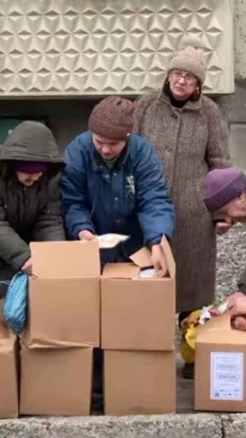 イヴァンカ・トランプのインスタグラム：「Thankful for the incredible Ukrainian church leaders that I met in Poland this past week and for their courage and compassion to help bring 1 Million meals to families in need throughout Ukraine in March. ❤️」