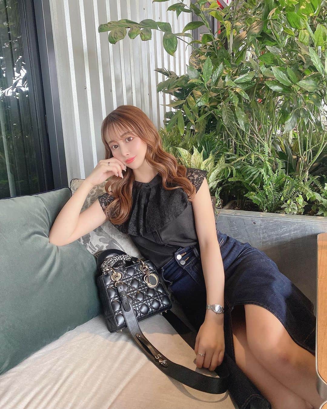のインスタグラム：「. . lunch code❤️‍🔥 . . @duras_official のトップス 大人っぽくてかわいい〜🥰❤︎ . レースついてるのも好き🥺 デニムのマーメイドスカートと合わせたよ🤍🤍 . . . #duras #durascode」