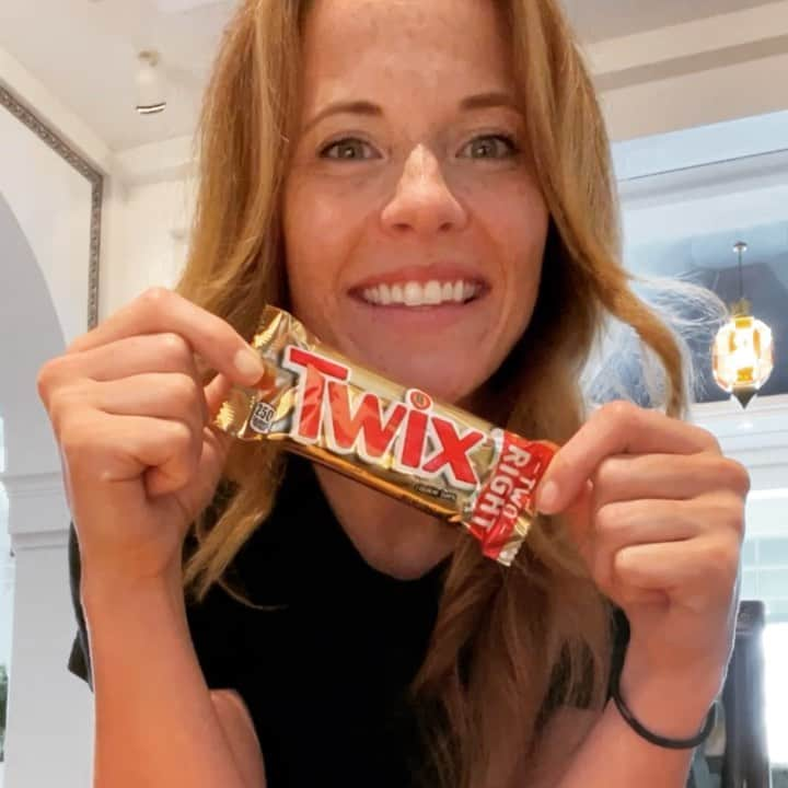 ケイティー・ルクレールのインスタグラム：「What’s your favorite candy bar?? Do you also eat your favorite candy weirdly??   How to eat @twix like a crazy person: (if I don’t do it this way it’s gone wayyy too fast!)  1. Choose either the right Twix or left Twix but choose wisely - this is the hardest part. 2. Carefully unwrap and break in half - bonus points for cool spin move wrapping the stretchy caramel on itself. 3. Using your teeth scrape the chocolate off of either the right side, or left side. 4. Repeat on the other side. 5. Lick off the bottom - make sure you get it alllll!! 6. In one motion bite the chocolate off the caramel - this is why you broke it in half at the beginning. Also, this is the best part!  7. Eat the cookie and the caramel by themselves.   You get the chocolate but by itself (!) and then the butter in the caramel/cookie get super intense together!   #amiapsycho? #notanad #gimmethecandy」