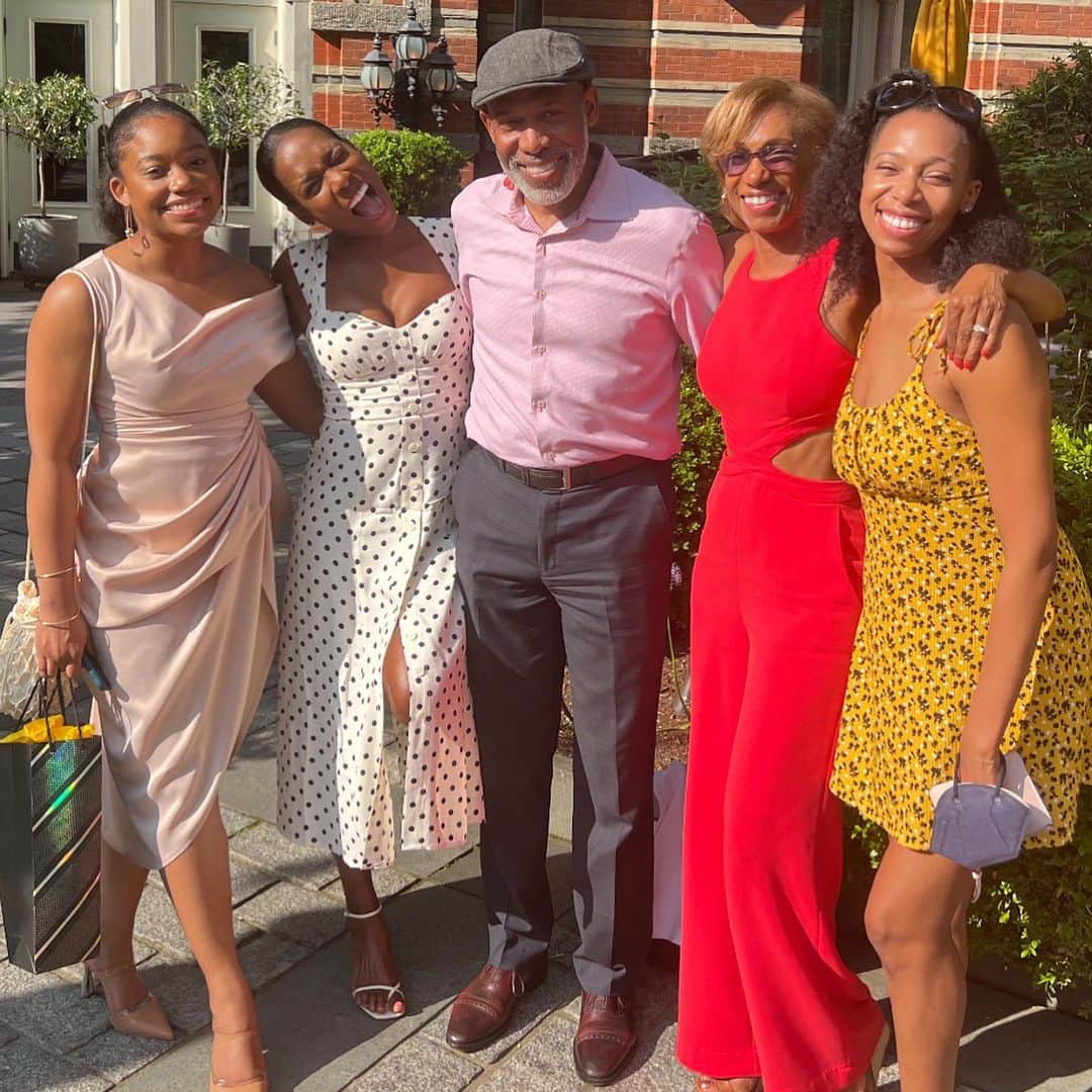 ヴァネッサ・ジェームスのインスタグラム：「Celebrating my gorgeous, talented and intelligent cousin’s graduation from the New York Institute of Technology!   #bioenjmajor #blackexcellence」