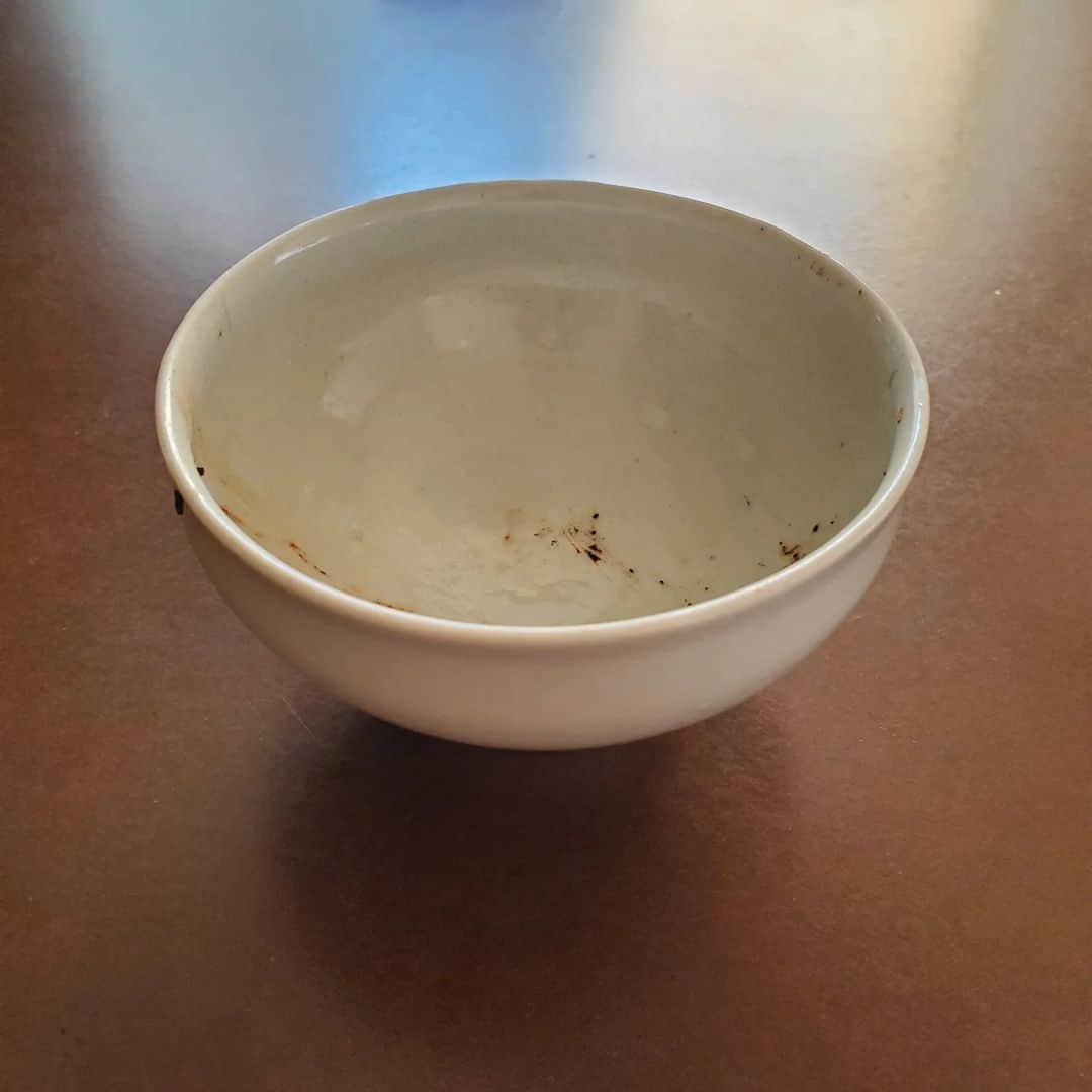 橋本和さんのインスタグラム写真 - (橋本和Instagram)「初めて陶芸家の方に  実際に会って喋って  お茶碗を購入したかもしれない。  そのお茶碗で食べたご飯は美味しかった！  顔は浮かぶし、なんか優しい気持ちになれた  この方が優しい人柄なのはもちろん  きっと僕が実際にお会いして  この優しい方から買いたいと想ったから  そうなるわなっと思った朝でした  いいオフ  #陶器 #お茶碗 #オフ #off #橋本家 #まだまだ頑張ります #wataru4」5月23日 8時03分 - wataru__hashimoto