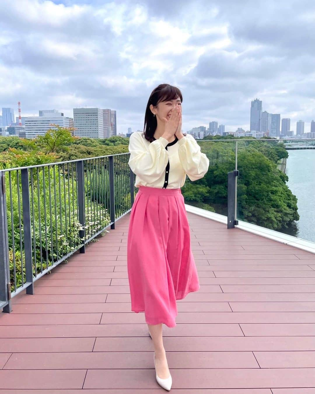 嶺百花さんのインスタグラム写真 - (嶺百花Instagram)「おはようございます！  今日の南関東はよく晴れ、気温も上がります🌞日中は半袖で過ごせそうです！ただ、北関東では雨が降る時間もあるので、おりたたみ傘をお持ちください☔️  tops: #vis_jp skirt: #フェルテ」5月23日 9時01分 - mine_momoka