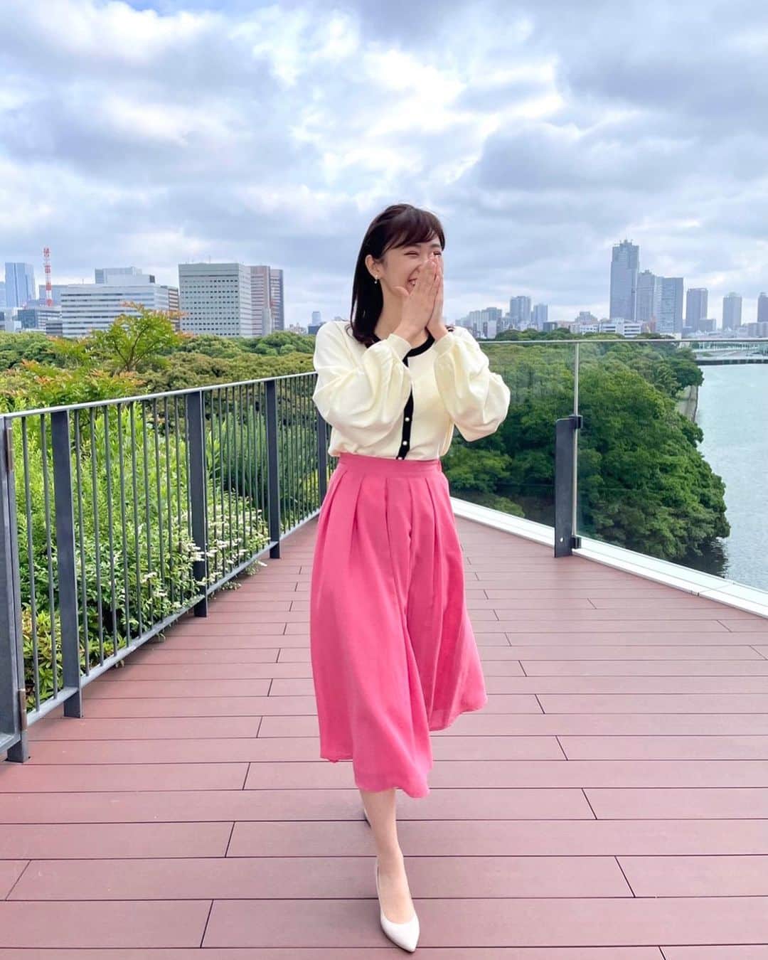 嶺百花のインスタグラム：「おはようございます！  今日の南関東はよく晴れ、気温も上がります🌞日中は半袖で過ごせそうです！ただ、北関東では雨が降る時間もあるので、おりたたみ傘をお持ちください☔️  tops: #vis_jp skirt: #フェルテ」