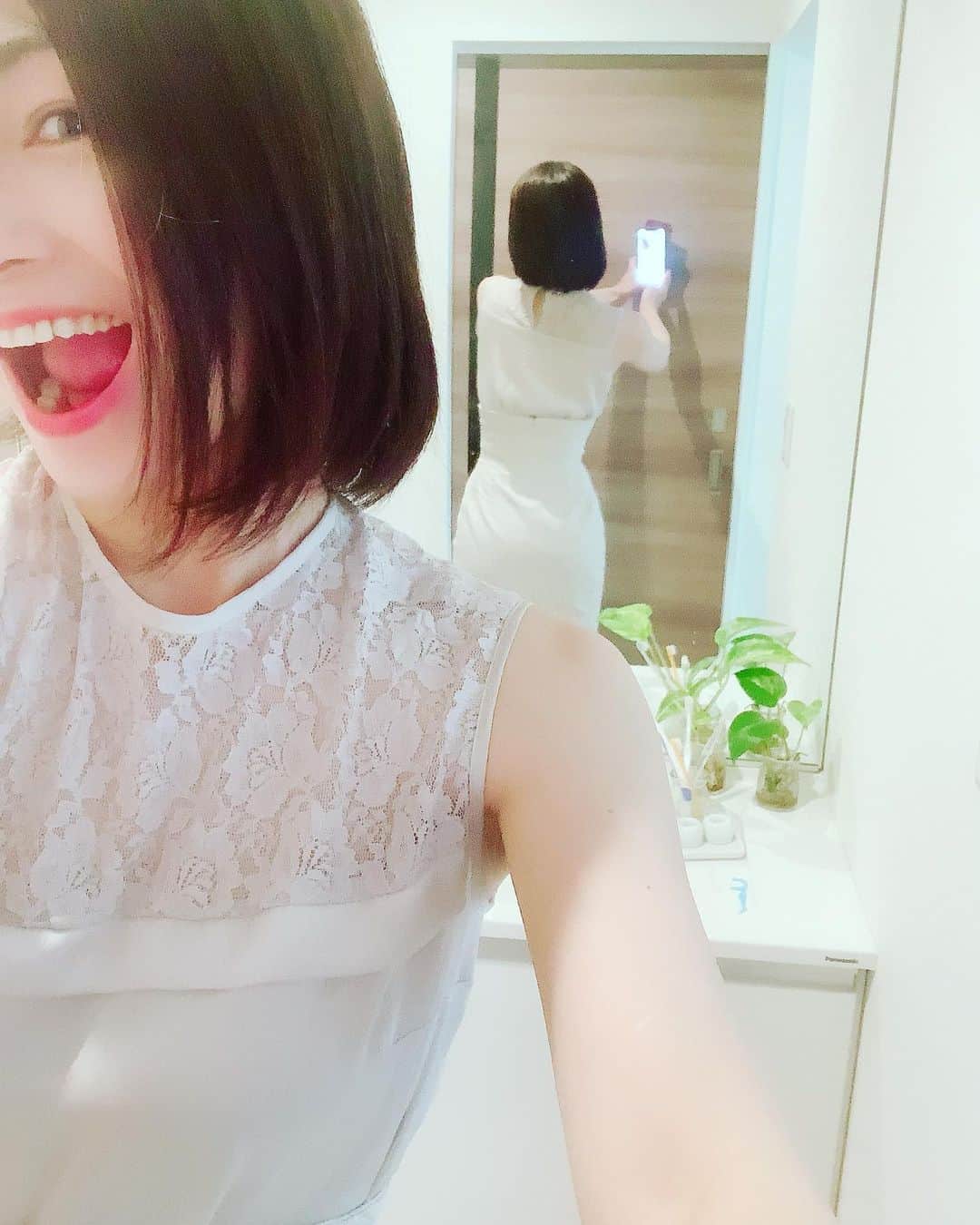 玉城ちはるのインスタグラム：「【どーでも良いけど私が嬉しいこと笑笑】  25日で娘が一才になります。  妊娠出産で17キロ太ったんですが、 後1キロって所で 気を抜くと2キロ戻り、1キロになり を繰り返し、、 停滞期を苦しんでおります  んが！  妊娠前のこのスカートが入るようになりました🌸  うれちぃ  #どーでもいい話」