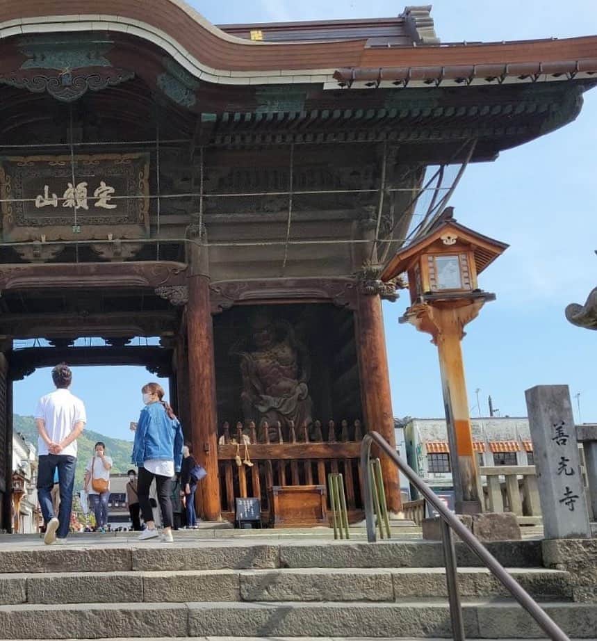 bump6766のインスタグラム：「2022.5.23(Mon) こんにちは☀️ ・ 何気に好きなpic 次男との ツーショット♡ ・ GWに出かけた 『善光寺』にて…  #善光寺#善光寺御開帳 #それにしても次男の猫背が酷い」