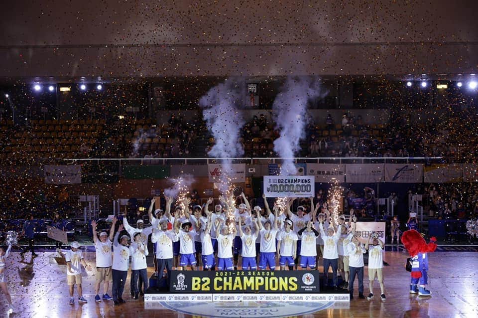 川辺泰三のインスタグラム：「目標である「B2優勝・B1昇格」を達成する事が出来ました！  最高の瞬間、最高の景色を応援して下さるファン、ブースターの皆様と共有出来た事本当に嬉しいです。 本当にいつも応援有難う御座います！皆さんのおかげです！  最後まで凌ぎ合った仙台の皆さん、本当に有難う御座いました！素晴らしいチームでしたし、このファイナルでもチームでも個人でも沢山学びと成長を頂きました！  長いシーズンを一緒に戦った選手、スタッフ、家族、フロントの皆さん、スポンサー様、本当に有難う御座いました！  最高だぁぁぁぁぁぁぃぃぁぁあぁぁぁぁぁぁぁあ！！ 優勝したどぉぉぉぁぁぁあおぉぉぁあぉおぁおぉ！！」