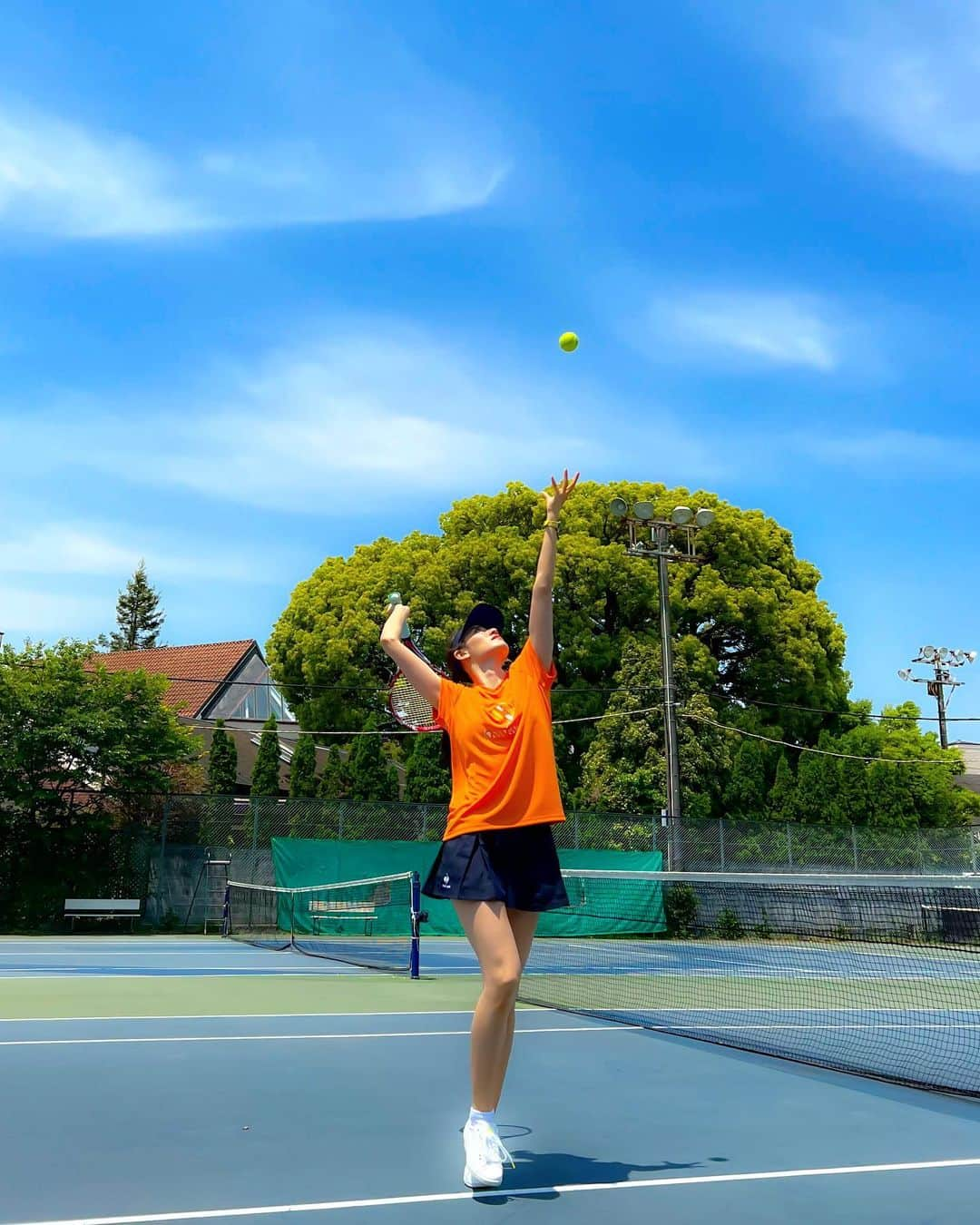 村山和実のインスタグラム：「. こなれ風🎾w  今日もいい天気🌞☁️ 梅雨前のちょっと涼しくてお天気の良い日はスポーツ日和だね〜♬  週の頭に気持ちの良いお天気で気分も⤴︎✨ 今週も頑張りましょう🔥✨  #月曜日 #週の始まり#テンション上がる  #springsunshine #🌞☁️ #lecoqsportif　#ルコックスポルティフ　#ルコック #PR」