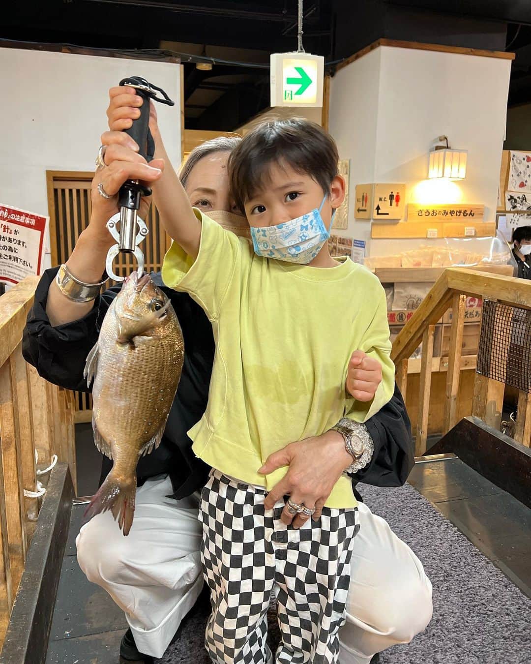 春名亜美さんのインスタグラム写真 - (春名亜美Instagram)「先日、ばあば @yasuko_haruna と念願の @zauoshinjyuku へ🎣  前回家族だけで行った時、息子達は沢山魚釣りたいけど、私達がそんなに食べれないので、「今度は魚好きのばあちゃんと一緒に行く！」と。笑  息子達の期待通り、ばあちゃんは孫のために沢山お魚食べました😂  長男が釣りのコツを覚えたのか、すごい手慣れた手つきで弟をサポートしてて、店員さんかと思った😂(写真3枚目)  自分たちが釣った魚を好きな調理方法で調理してくれるので、新鮮で美味しい😋  縁日コーナーもあって、子供達が大喜びでした🏏🏮 ・ ・ ・ #ざうお #ざうお新宿店 #釣船茶屋ざうお #魚釣り #🎣」5月23日 10時46分 - amiharunaami