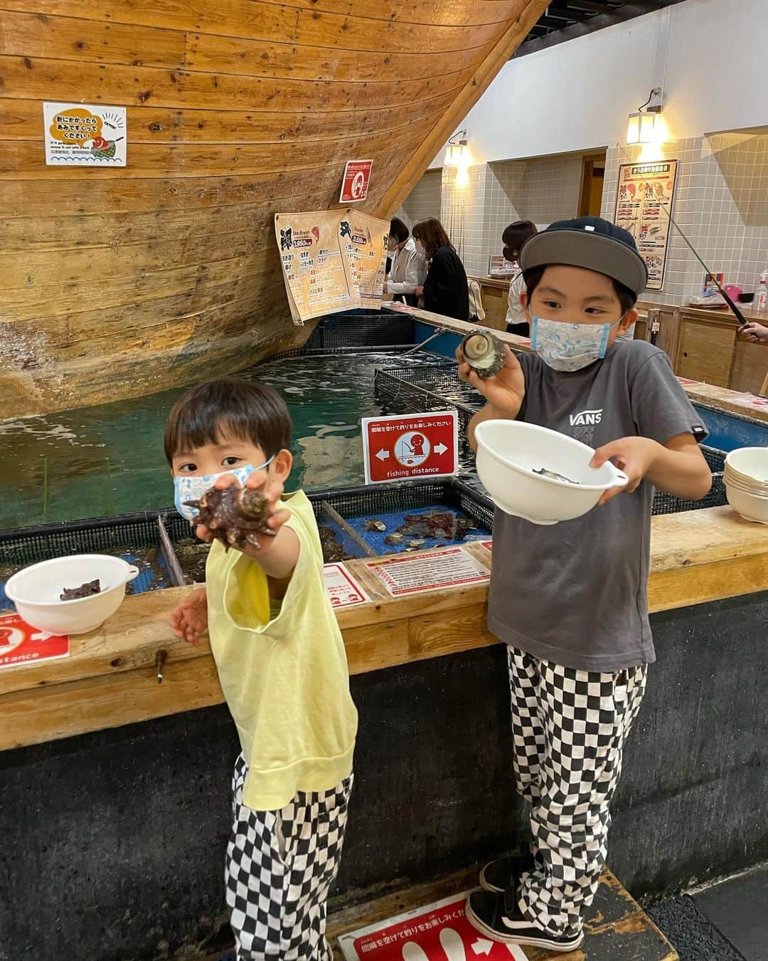 春名亜美さんのインスタグラム写真 - (春名亜美Instagram)「先日、ばあば @yasuko_haruna と念願の @zauoshinjyuku へ🎣  前回家族だけで行った時、息子達は沢山魚釣りたいけど、私達がそんなに食べれないので、「今度は魚好きのばあちゃんと一緒に行く！」と。笑  息子達の期待通り、ばあちゃんは孫のために沢山お魚食べました😂  長男が釣りのコツを覚えたのか、すごい手慣れた手つきで弟をサポートしてて、店員さんかと思った😂(写真3枚目)  自分たちが釣った魚を好きな調理方法で調理してくれるので、新鮮で美味しい😋  縁日コーナーもあって、子供達が大喜びでした🏏🏮 ・ ・ ・ #ざうお #ざうお新宿店 #釣船茶屋ざうお #魚釣り #🎣」5月23日 10時46分 - amiharunaami