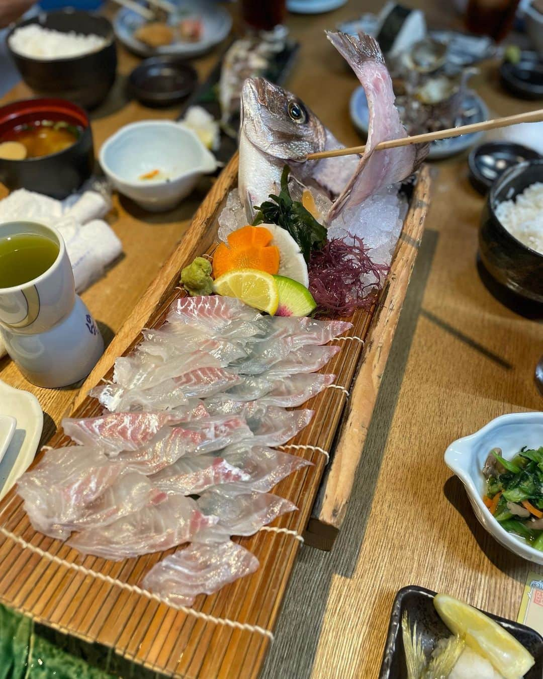 春名亜美さんのインスタグラム写真 - (春名亜美Instagram)「先日、ばあば @yasuko_haruna と念願の @zauoshinjyuku へ🎣  前回家族だけで行った時、息子達は沢山魚釣りたいけど、私達がそんなに食べれないので、「今度は魚好きのばあちゃんと一緒に行く！」と。笑  息子達の期待通り、ばあちゃんは孫のために沢山お魚食べました😂  長男が釣りのコツを覚えたのか、すごい手慣れた手つきで弟をサポートしてて、店員さんかと思った😂(写真3枚目)  自分たちが釣った魚を好きな調理方法で調理してくれるので、新鮮で美味しい😋  縁日コーナーもあって、子供達が大喜びでした🏏🏮 ・ ・ ・ #ざうお #ざうお新宿店 #釣船茶屋ざうお #魚釣り #🎣」5月23日 10時46分 - amiharunaami